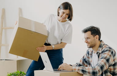 Imagem de um casal feliz organizando a mudança